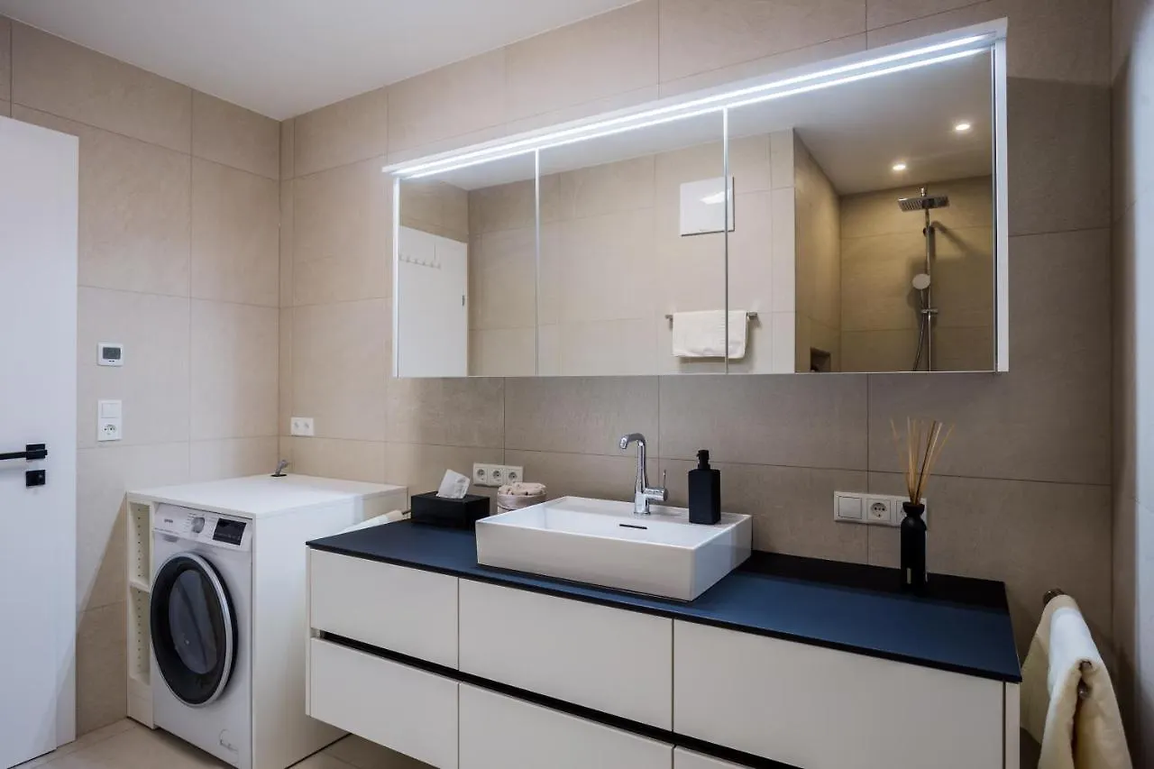 Moderne Wohnung Mit Terrasse インスブルック アパート